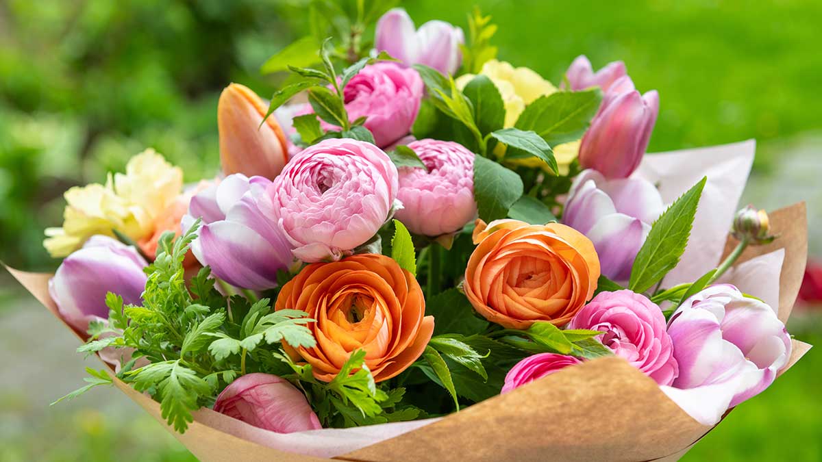 Kytica iskerníkov s tulipánmi 