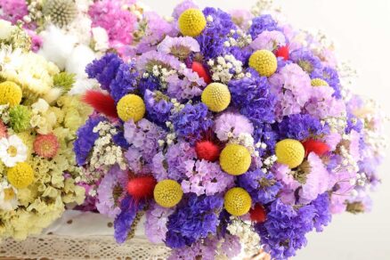 Kraspédia použitá ako žltý akcent vo fialovo-ružovej kytici