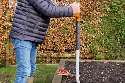 Vyhĺbenie ryhy v pôde na vloženie odrezku