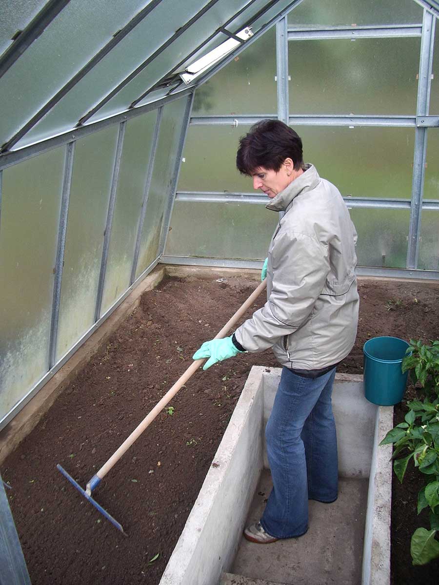 Zapracovanie vápna do pôdy pomocou hrablí 