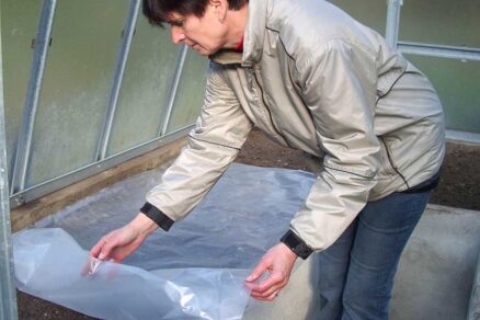 Zakrytie pôdy fóliou