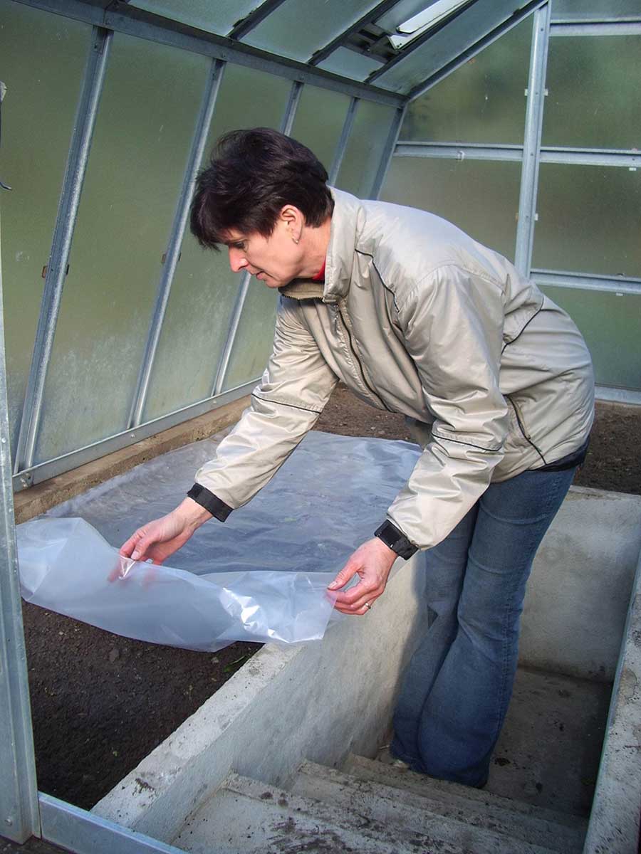 Zakrytie pôdy fóliou 