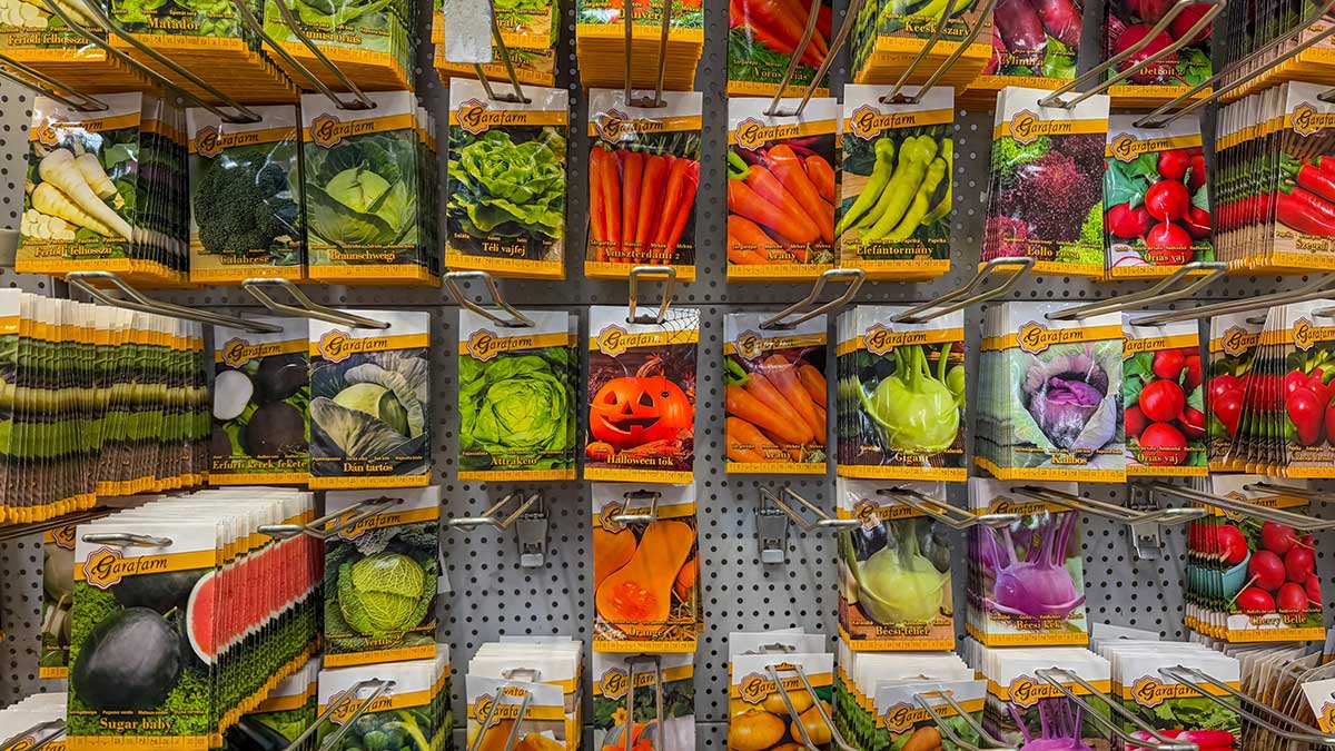 Stojan so záhradným osivom v obchode