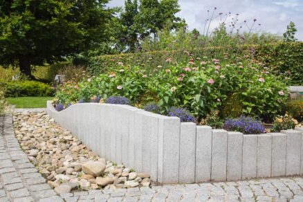 Vyvýšený záhon z kameňa