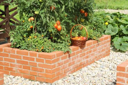 Vyvýšený záhon z tehly