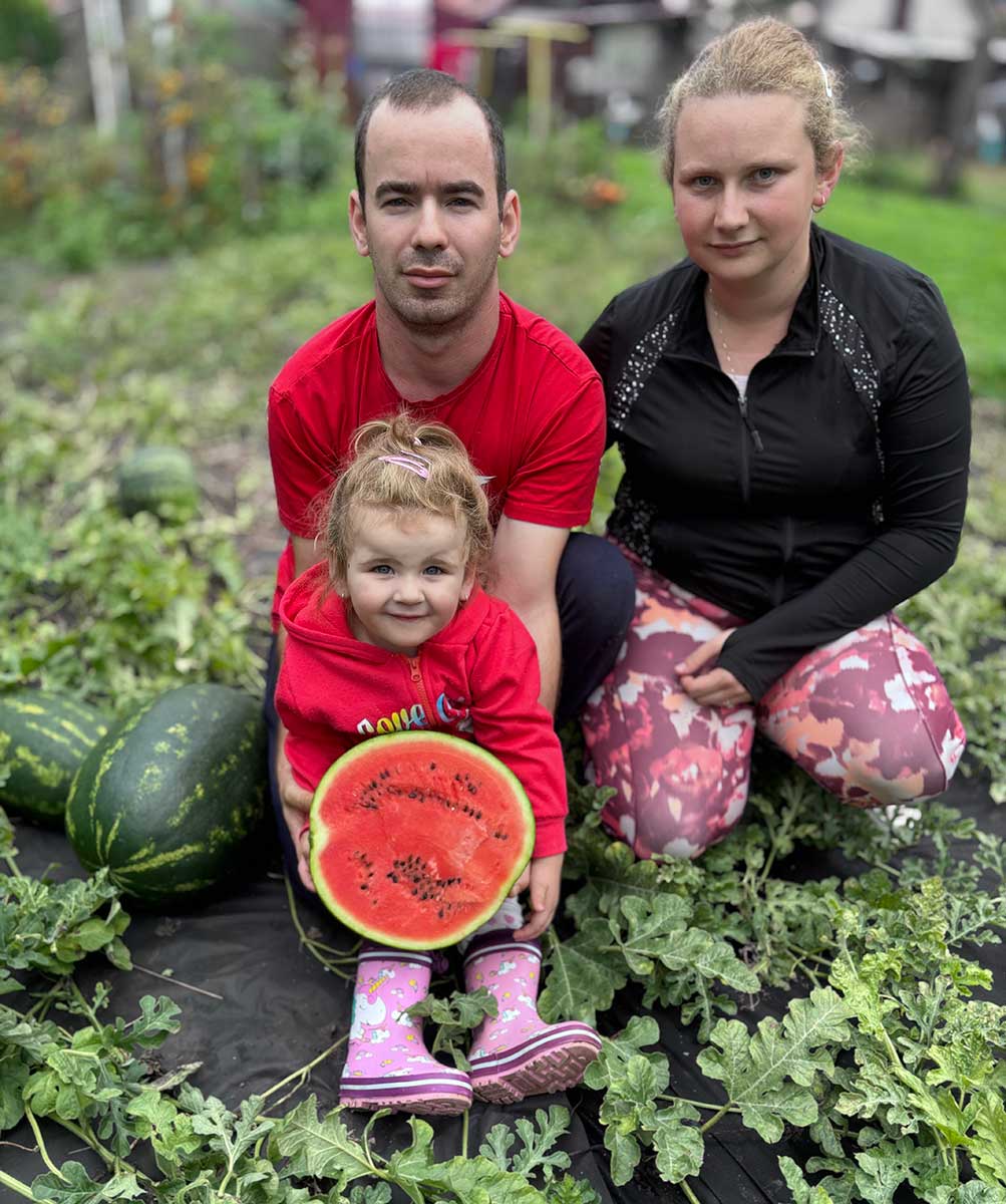 Pestovateľ Michael Brucháč s rodinou 