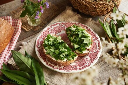 Chlieb s nakrájaným čerstvým medvedím cesnakom