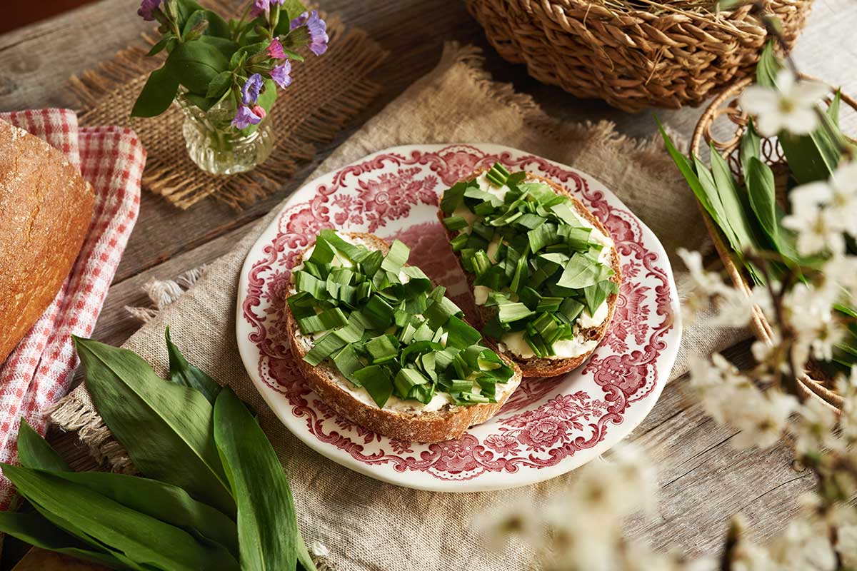 Chlieb s nakrájaným čerstvým medvedím cesnakom