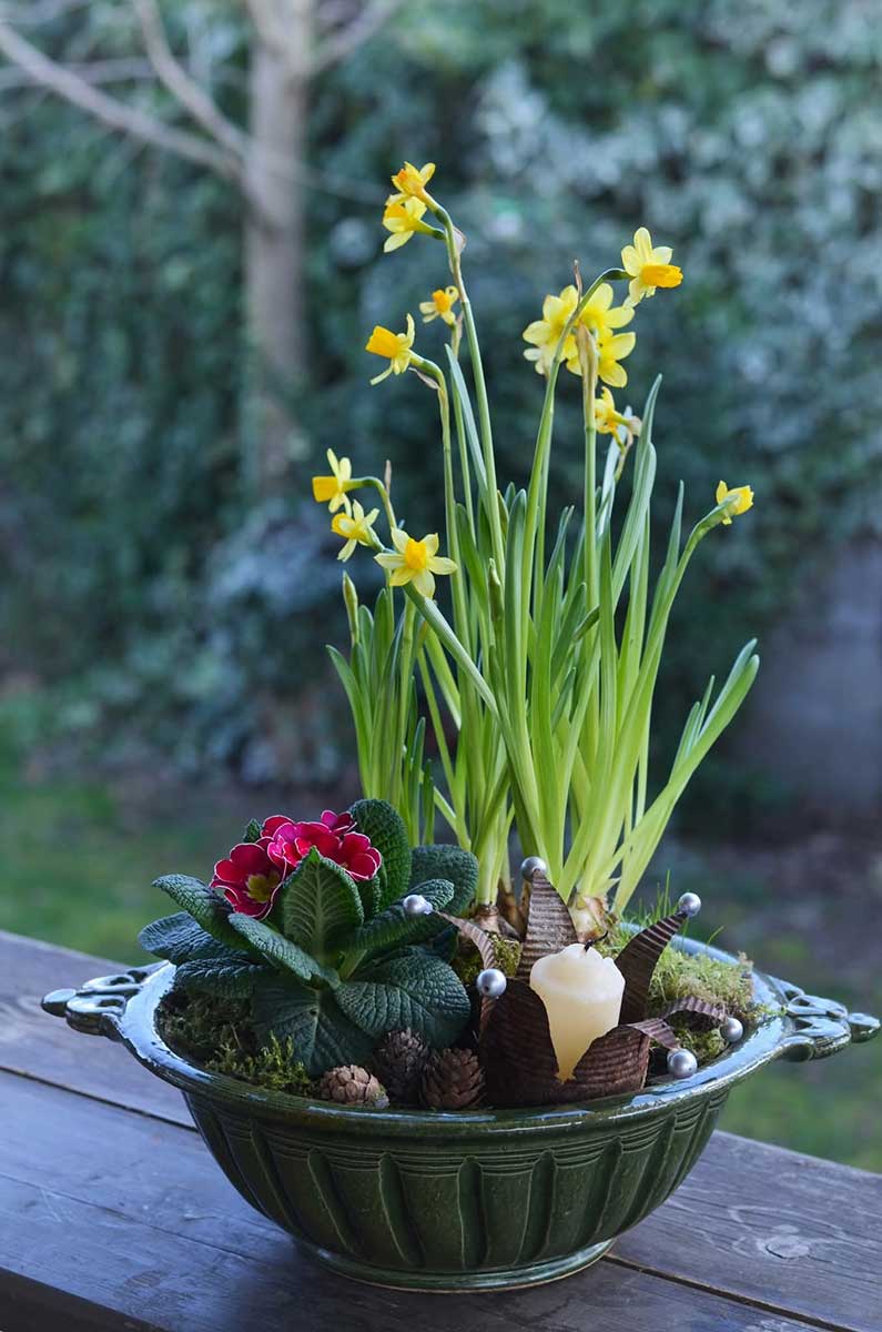 Jarný aranžmán môžete skombinovať aj s tým, čo nájdete v domácnosti. Foto: archív autorky
