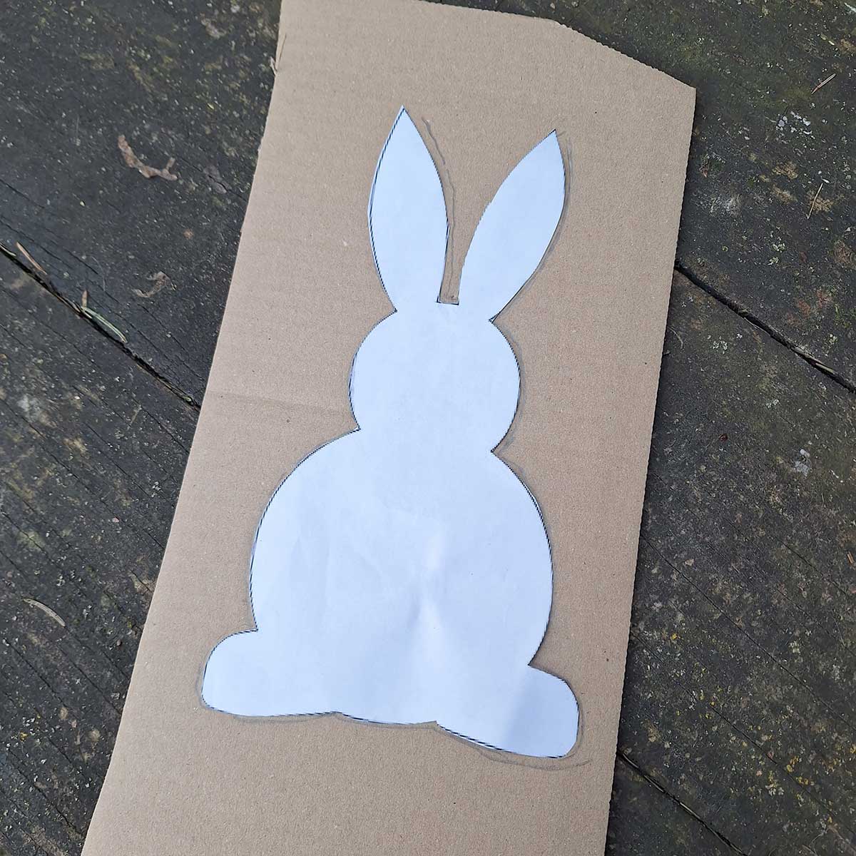 Pomocou šablóny si na kartón prekreslíme tvar zajaca. Foto: archív autorky