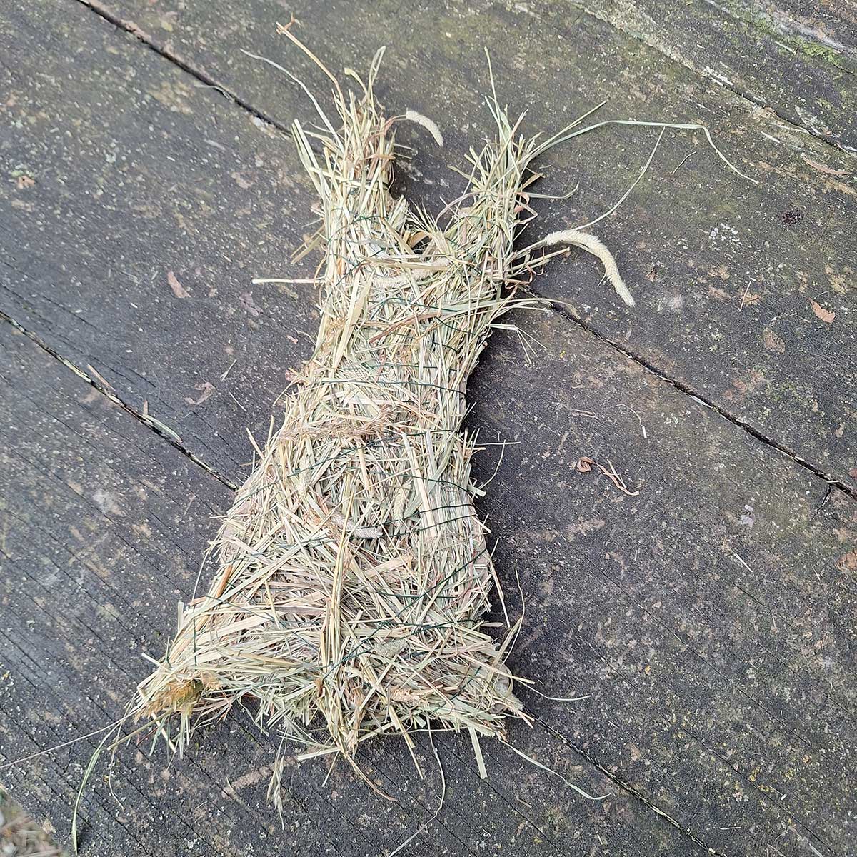 Na konci ostriháme vyčnievajúce kúsky sena a upravíme do pekného tvaru. Foto: archív autorky