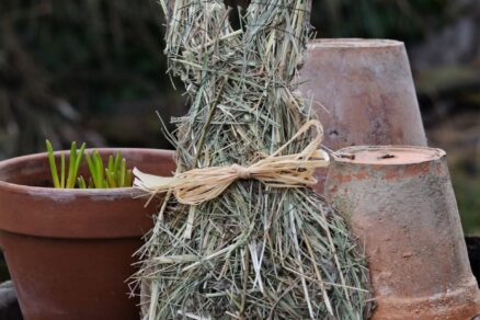 Jednoduchá veľkonočná dekorácia v tvare zajaca zo sena a kartónu