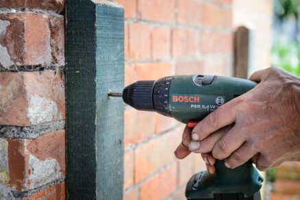 Vertikálne upevnenie stenovej podpery pareniska