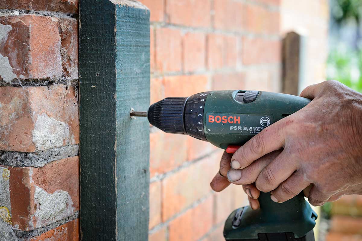 Vertikálne upevnenie stenovej podpery pareniska