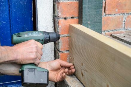 Priskrutkovanie dosiek bočného rámu pareniska k podperám