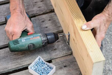 Priskrutkovanie prednej strany pareniska o bočné steny