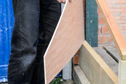 Upevnenie preglejky o podpery v stene