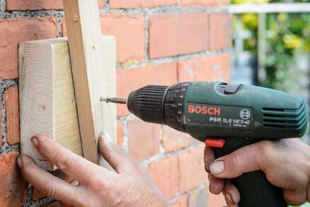 Namontovanie dreveného bloku s latkou k stene