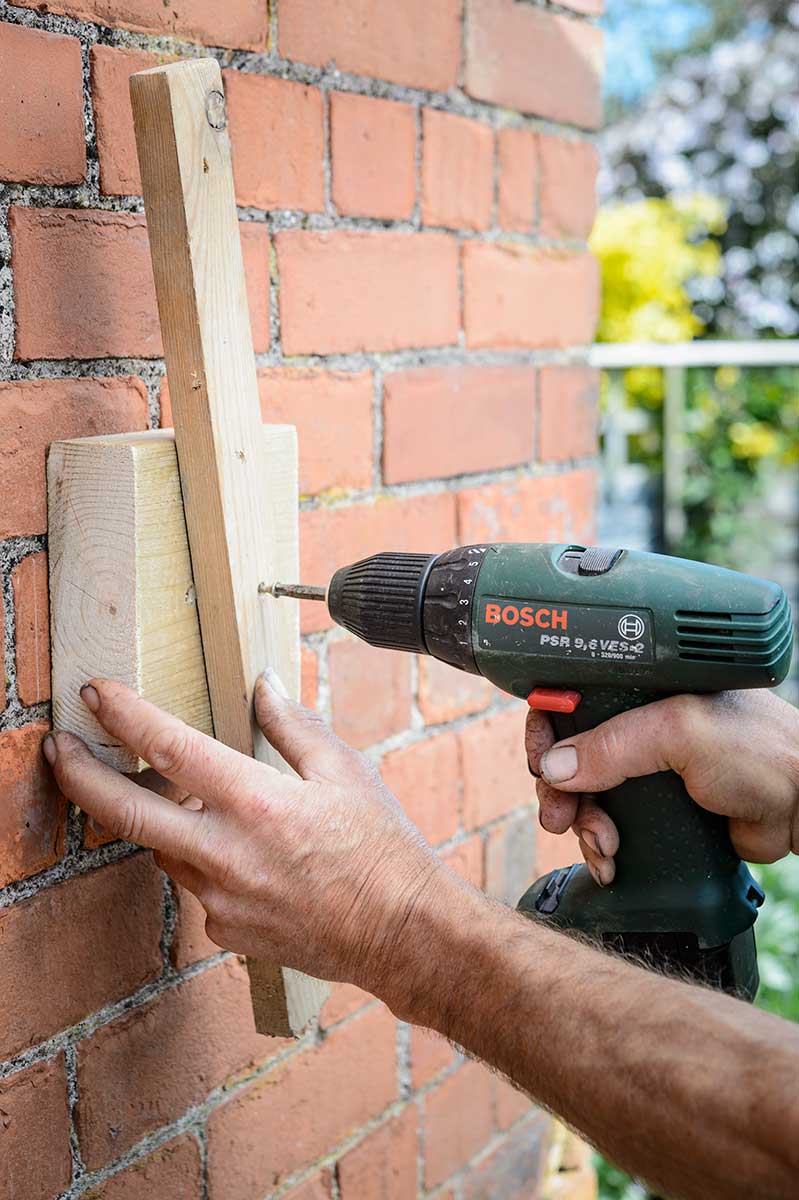 Namontovanie dreveného bloku s latkou k stene