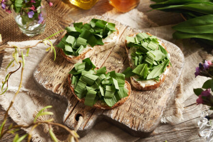 Pokrájaný medvedí cesnak na chlebe