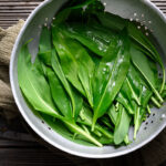 Medvedí cesnak v kovovom sitku