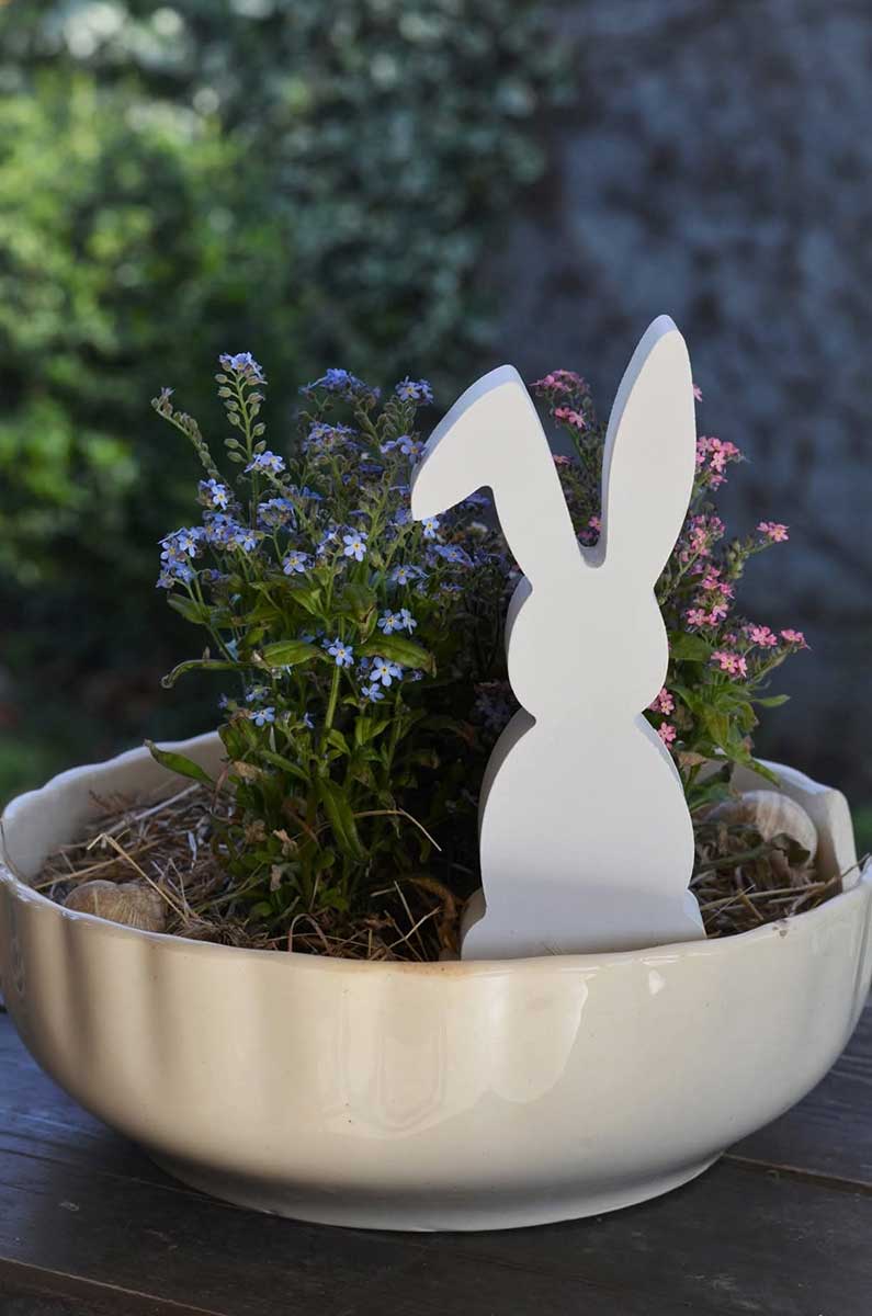 Niekedy stačí pridať  do kvetináča veľkonočnú postavičku. Foto: archív autorky