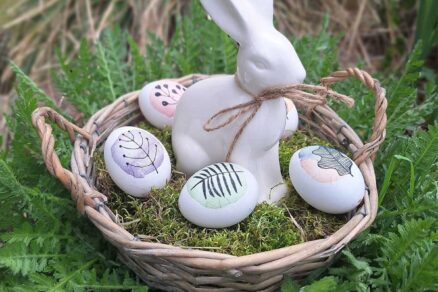 Veľkonočný aranžmán v prútenom košíku so soškou zajaca a kraslicami