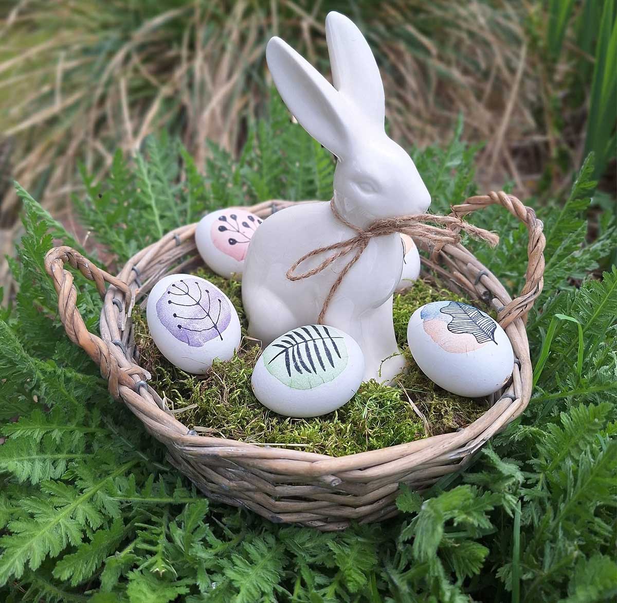 Veľkonočný aranžmán v prútenom košíku so soškou zajaca a kraslicami