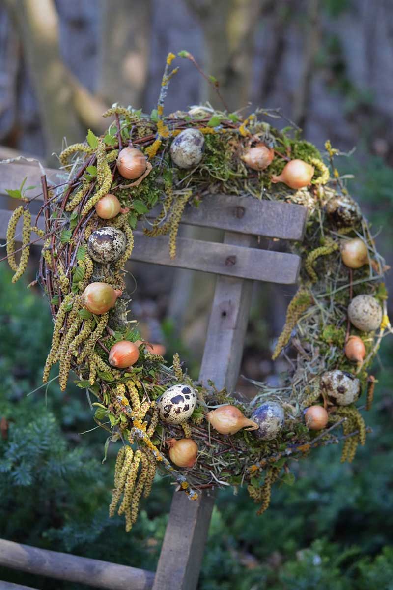 Prírodný veľkonočný veniec z prútia, vajíčok a jahniad