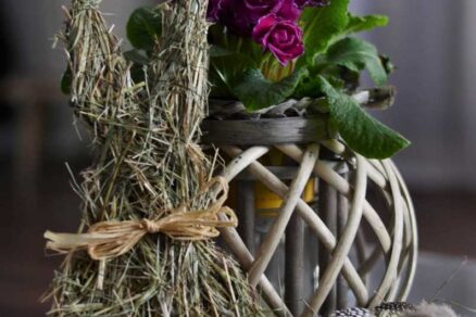 Veľkonočný zajačik zo sena a kartónu ako dekorácia stola