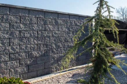 Plot z betónových tvárnic Premac