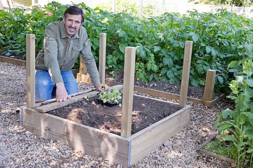 Jednoduchý vyvýšený záhon známeho záhradníka Adama Frosta