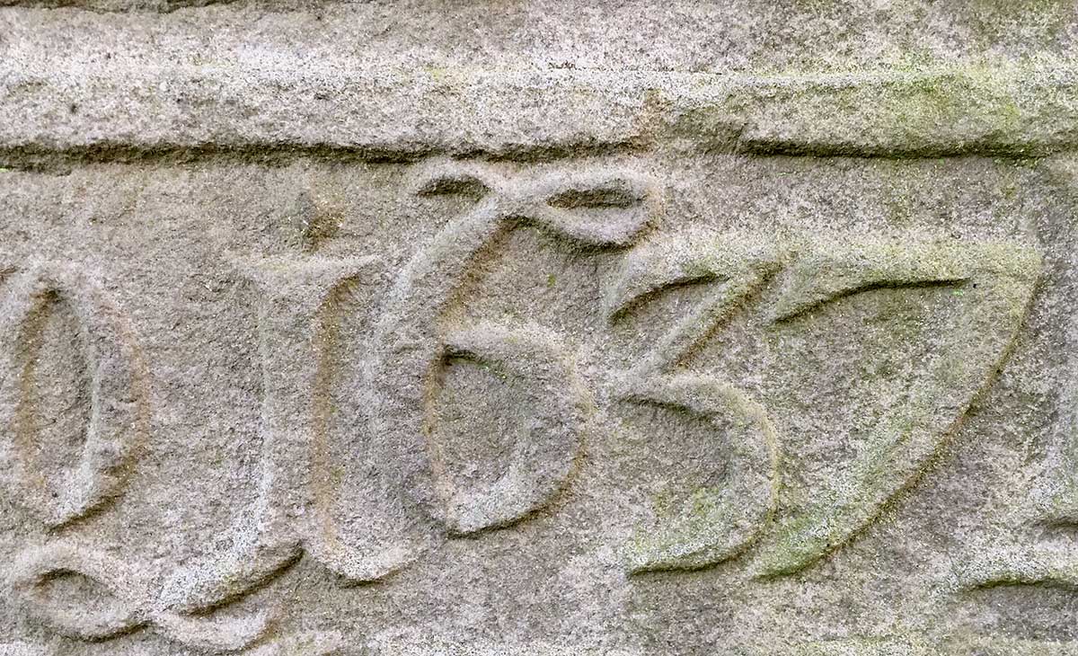 Rok 1637 vytesaný do kameňa