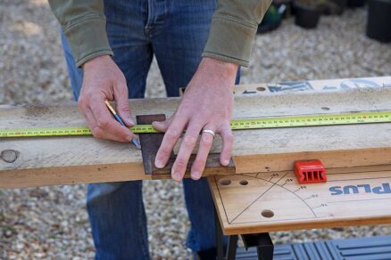 Vymeranie dosiek pomocou metra, pravítka a ceruzky