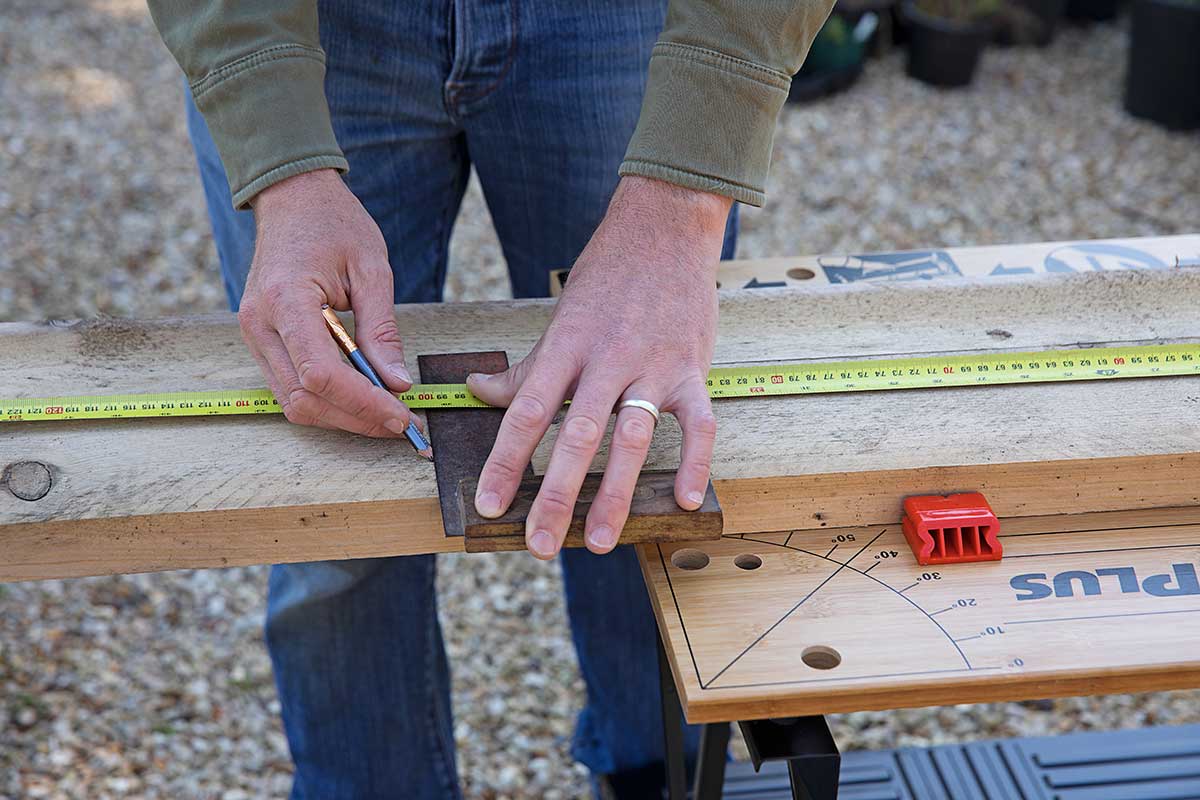 Vymeranie dosiek pomocou metra, pravítka a ceruzky