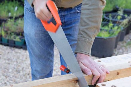 Zrezanie stĺpikov do vyvýšeného záhona