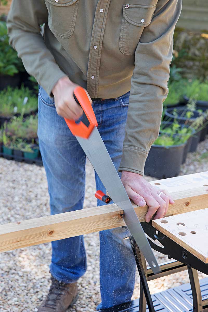 Zrezanie stĺpikov do vyvýšeného záhona