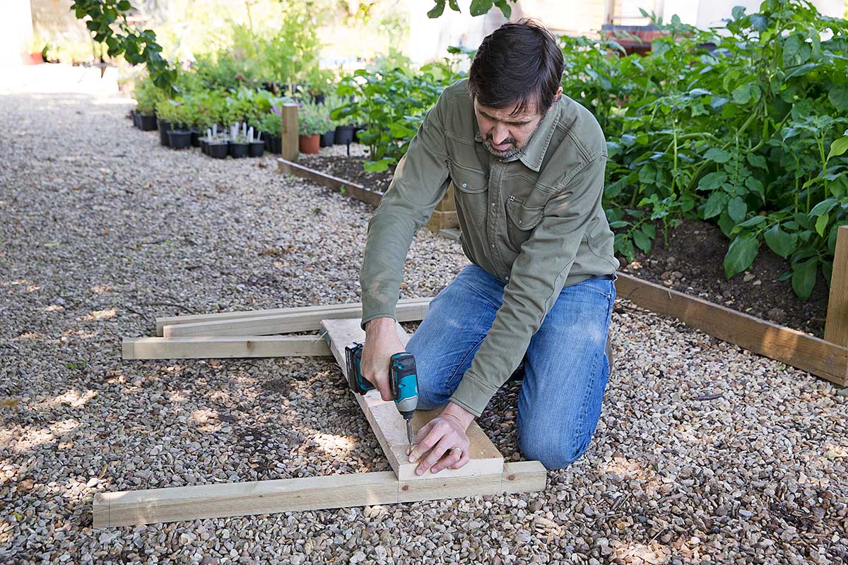 Pripevnenie stĺpikov o dosku 