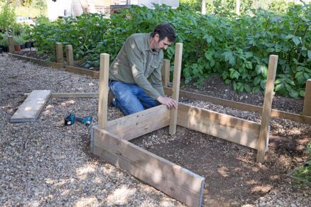 Umiestnenie stĺpikov smerom dovnútra záhona