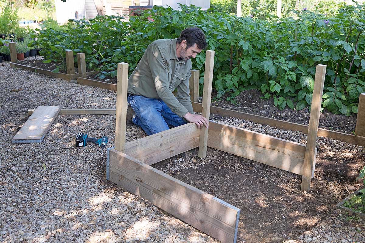 Umiestnenie stĺpikov smerom dovnútra záhona