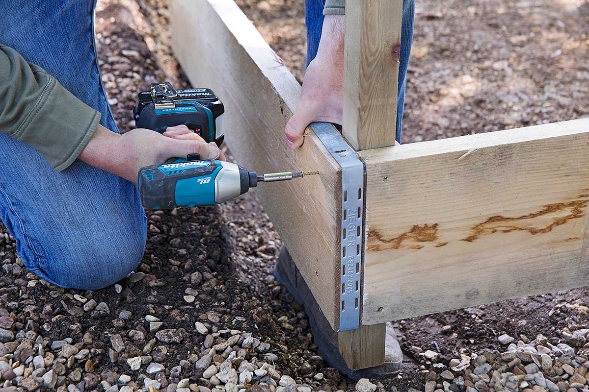 Prekrytie okrajov záhona oceľovými koncovkami