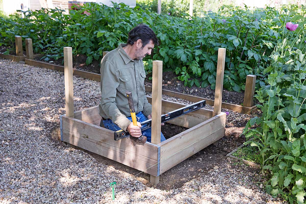Kontrola roviny záhonu pomocou vodováhy