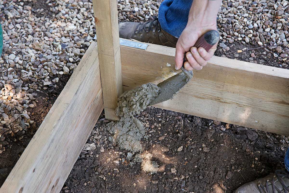 Pridanie mokrého betónu do rohov k stĺpikom