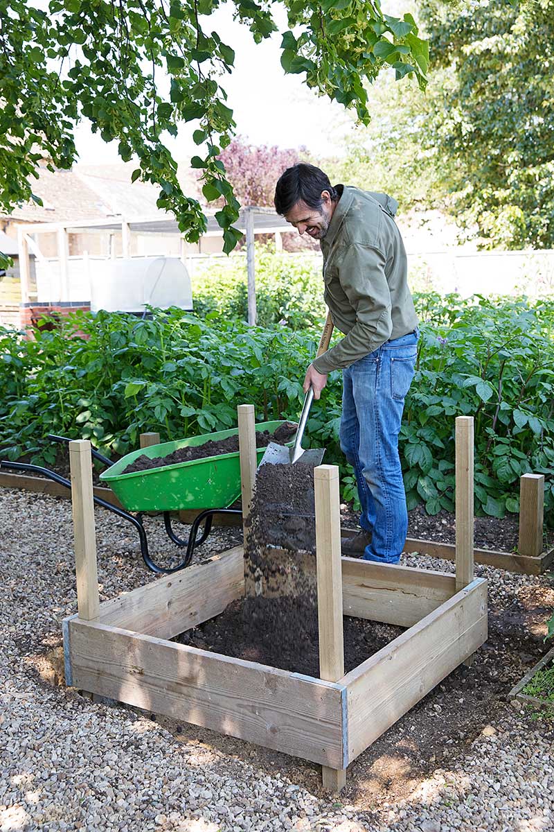 Plnenie záhona pôdou