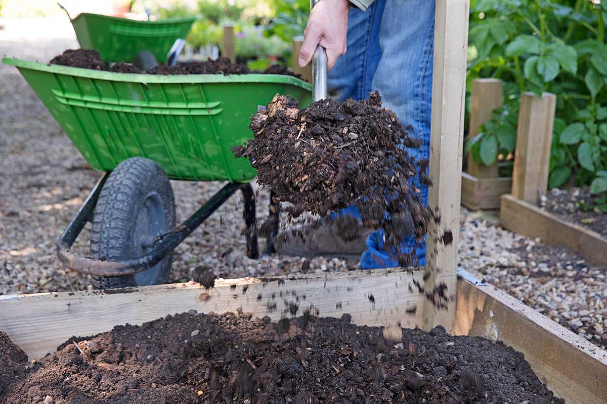 Nasypanie pôdy až po okraj záhona