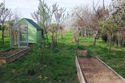 Prázdny vyvýšený záhon s vykopanou pôdou