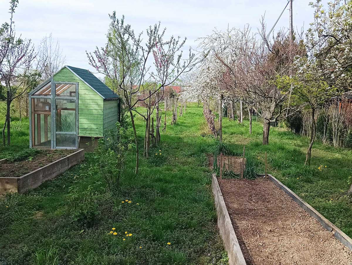 Prázdny vyvýšený záhon s vykopanou pôdou 