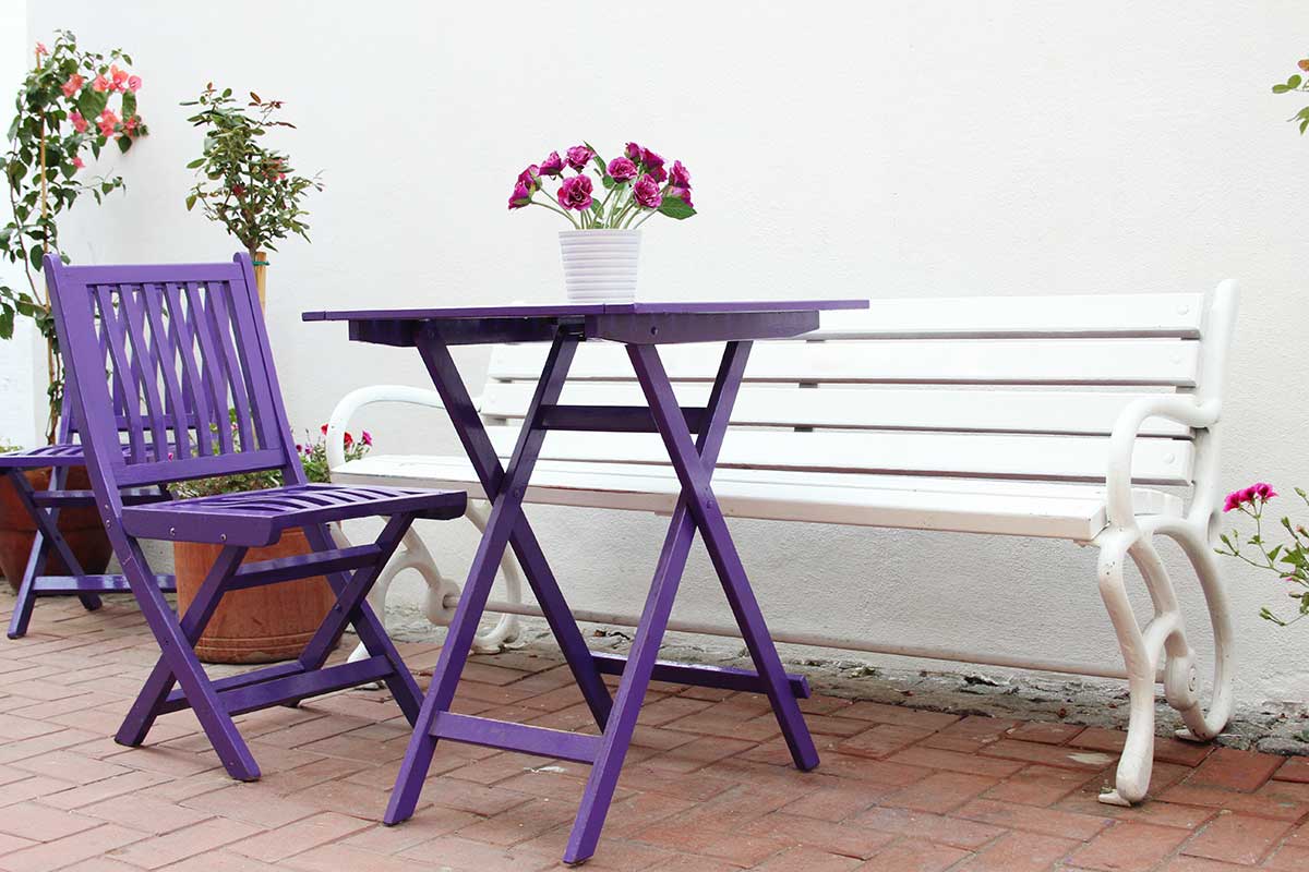 Záhradný nábytok ošetrený lazúrou na vodnej báze Bondex Garden Colors