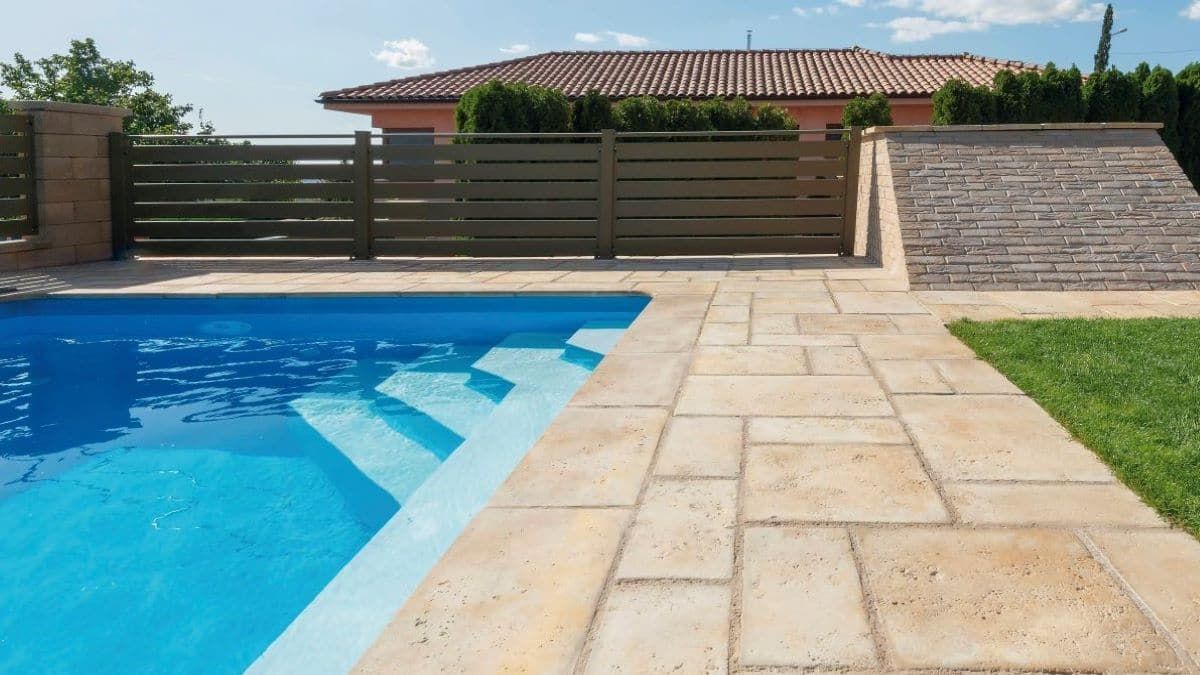 Protišmyková dlažba Bradstone Travero v okolí bazénu