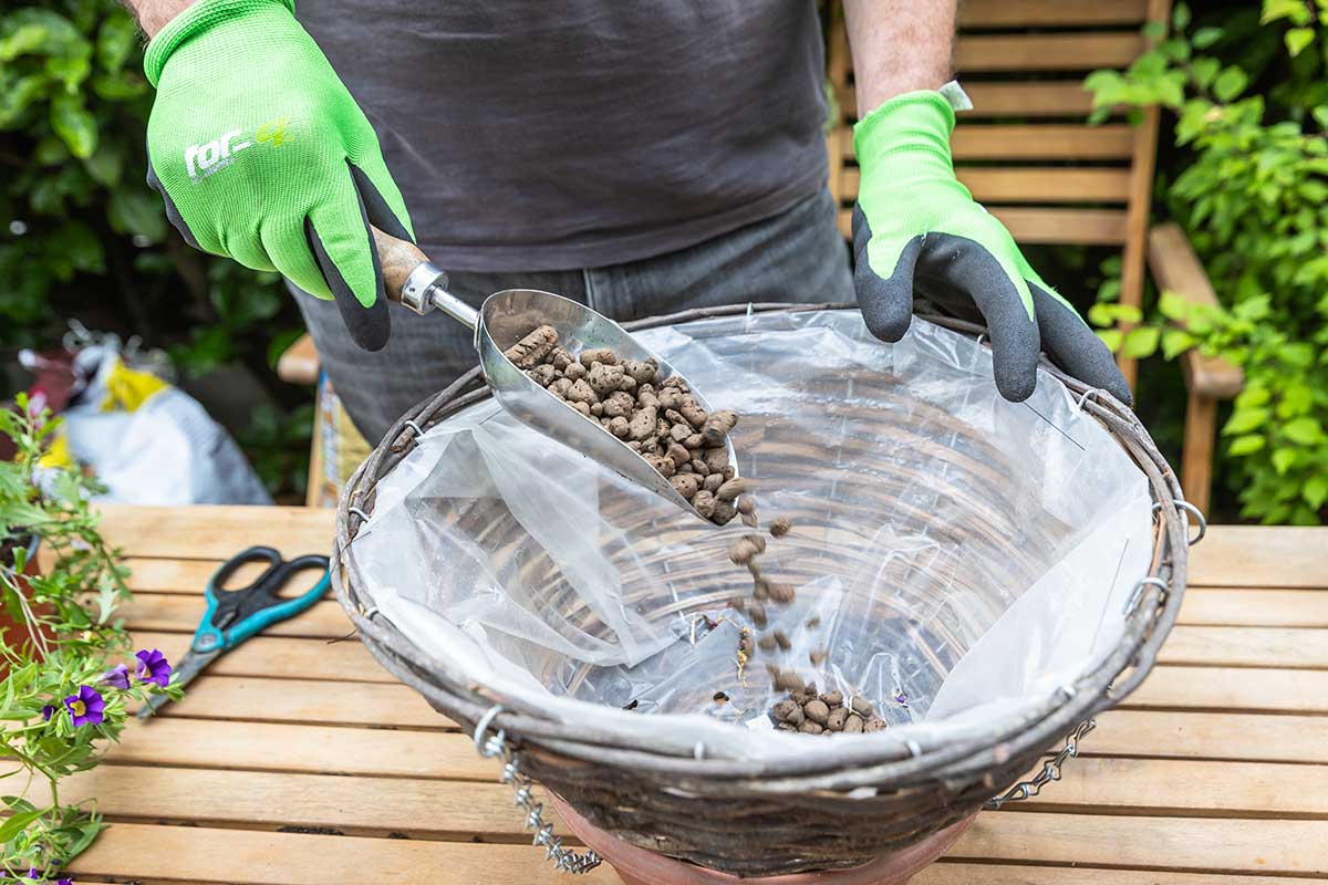 Vystlanie košíka fóliou a vrstvou keramzitu